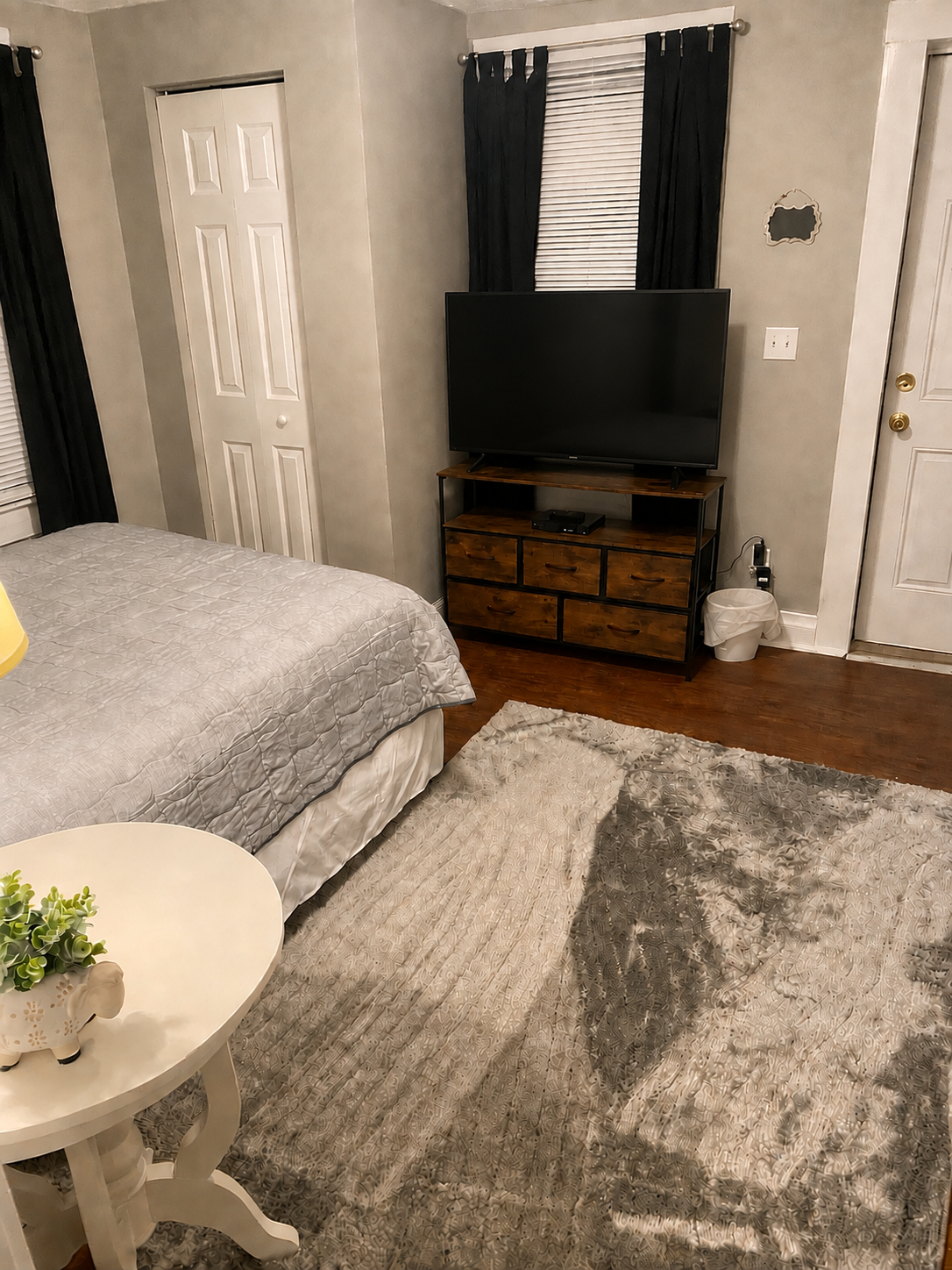 Cozy Pet-Friendly Apartment Near Hospitals - Utilities & Laundry Included - Photo 8