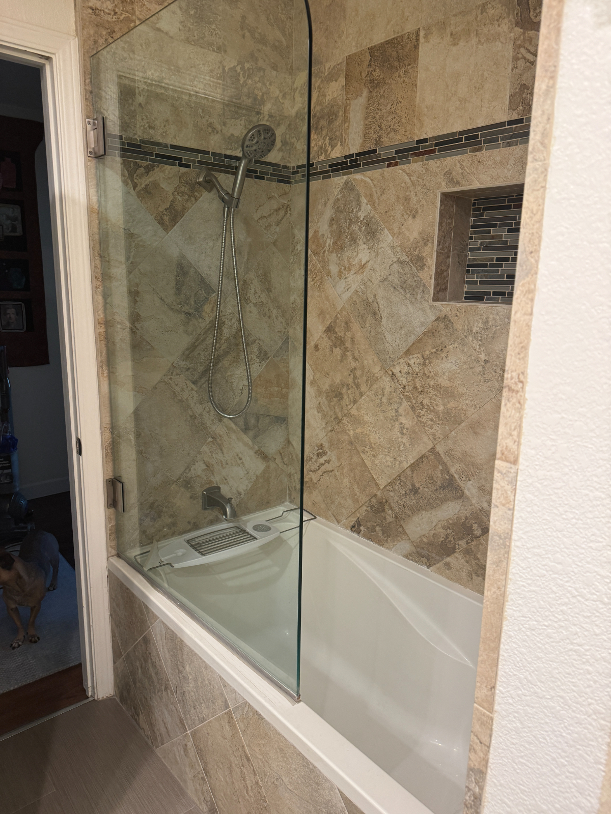 Private room and private bathroom - Photo 2