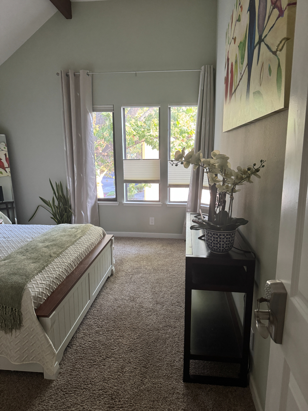 Private room and private bathroom - Photo 3