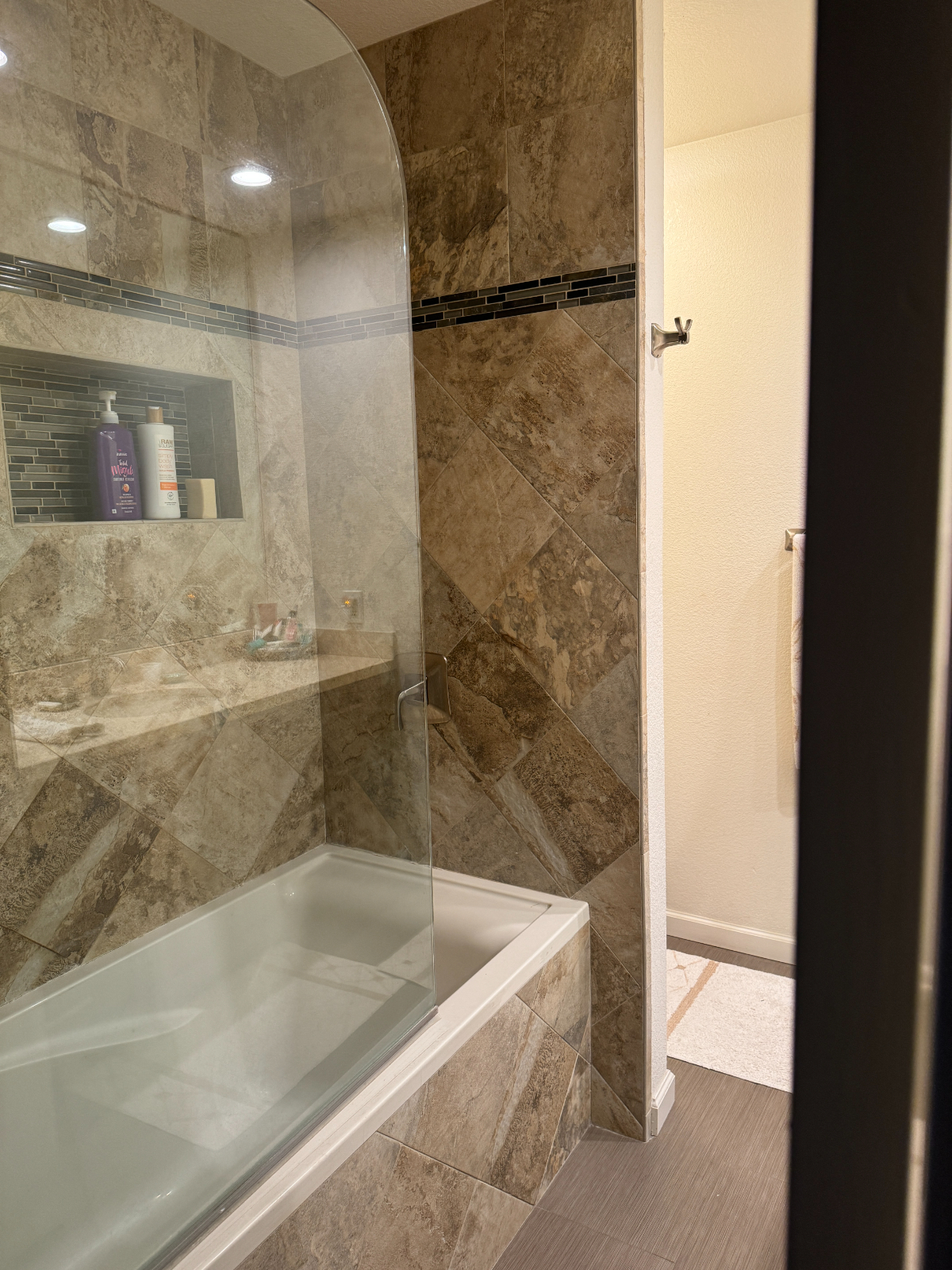 Private room and private bathroom - Photo 5