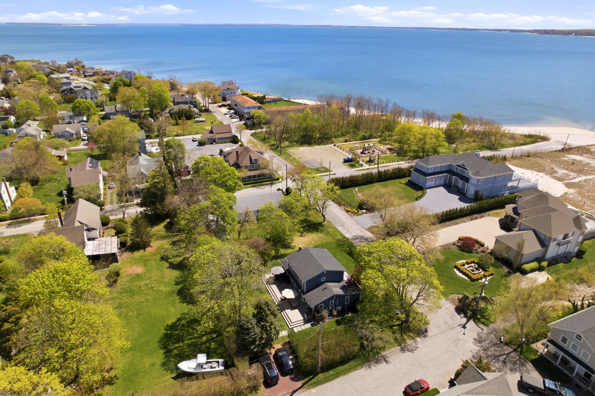 South Jamesport 3BR, Walk to Bay Beach, Decks - Photo 2