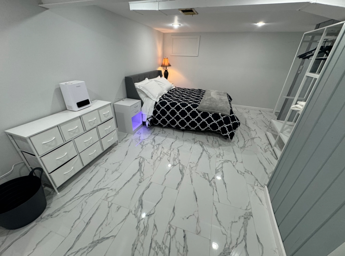 Updated basement apartment - 1 Bedroom, 1 livingroom - no kitchen - private entrance - Photo 2