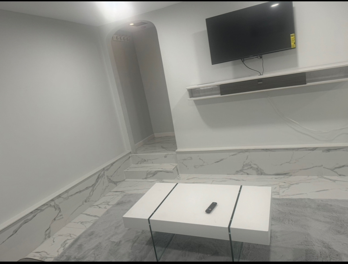 Updated basement apartment - 1 Bedroom, 1 livingroom - no kitchen - private entrance - Photo 3
