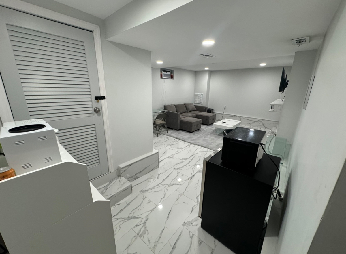 Updated basement apartment - 1 Bedroom, 1 livingroom - no kitchen - private entrance - Photo 4