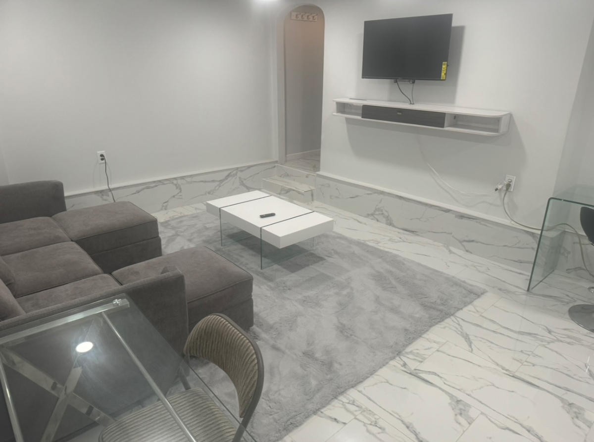 Updated basement apartment - 1 Bedroom, 1 livingroom - no kitchen - private entrance - Photo 5
