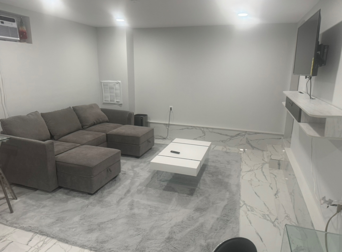 Updated basement apartment - 1 Bedroom, 1 livingroom - no kitchen - private entrance - Photo 6