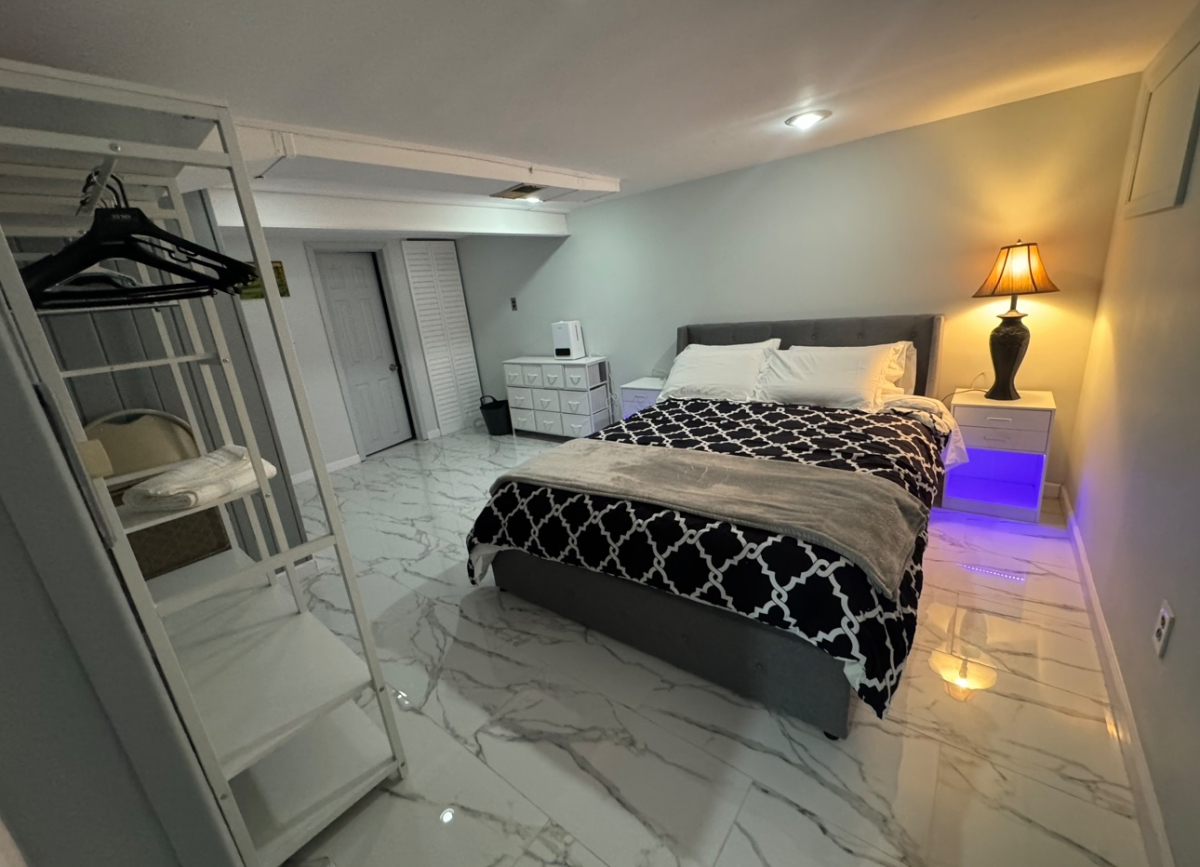 Updated basement apartment - 1 Bedroom, 1 livingroom - no kitchen - private entrance - Photo 1
