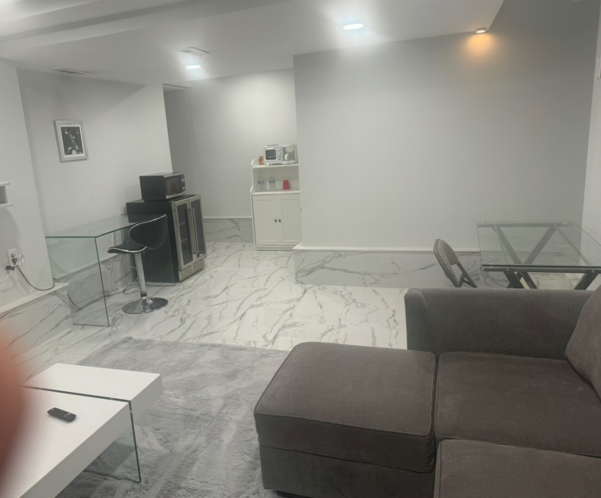 Updated basement apartment - 1 Bedroom, 1 livingroom - no kitchen - private entrance - Photo 7