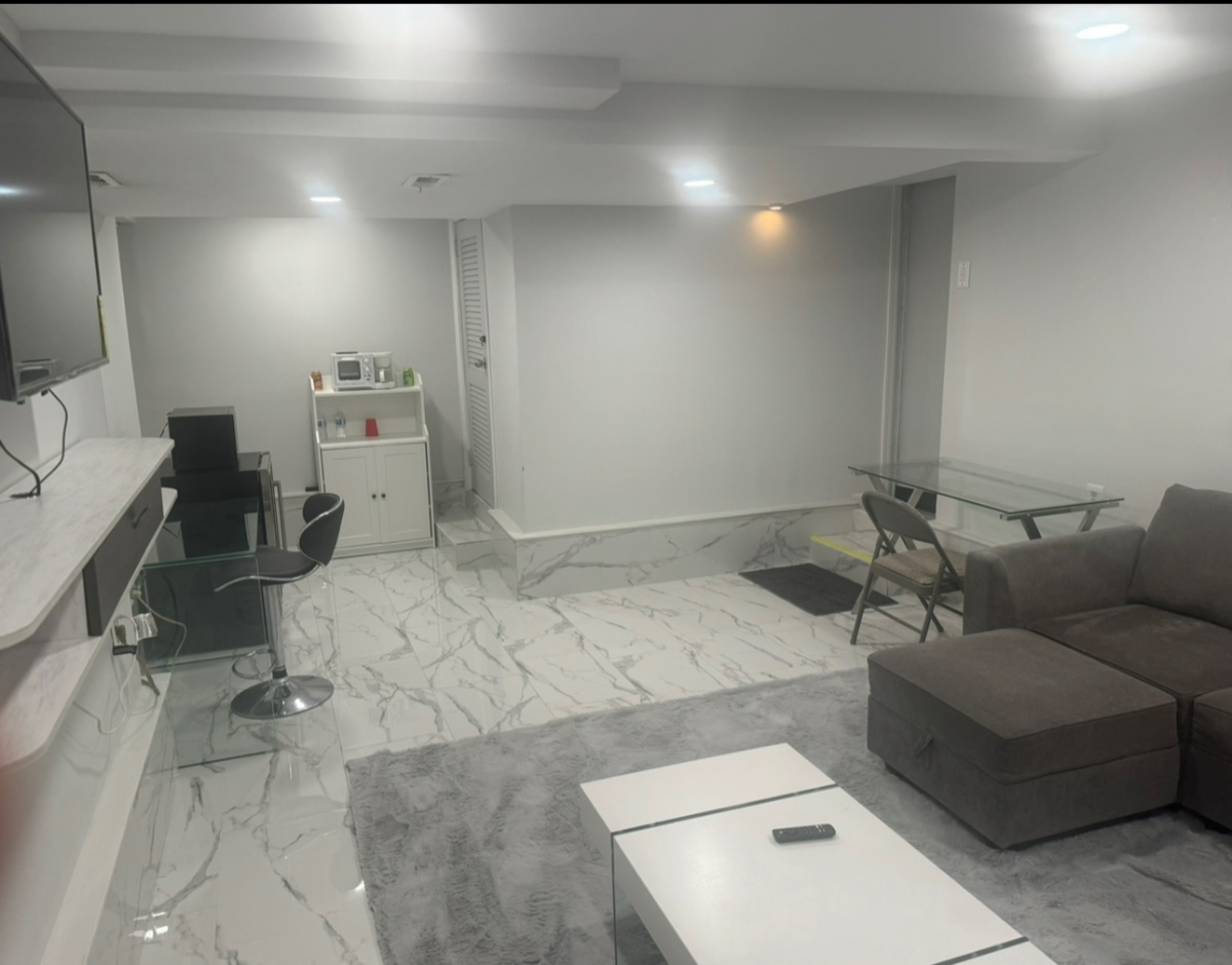 Updated basement apartment - 1 Bedroom, 1 livingroom - no kitchen - private entrance - Photo 8