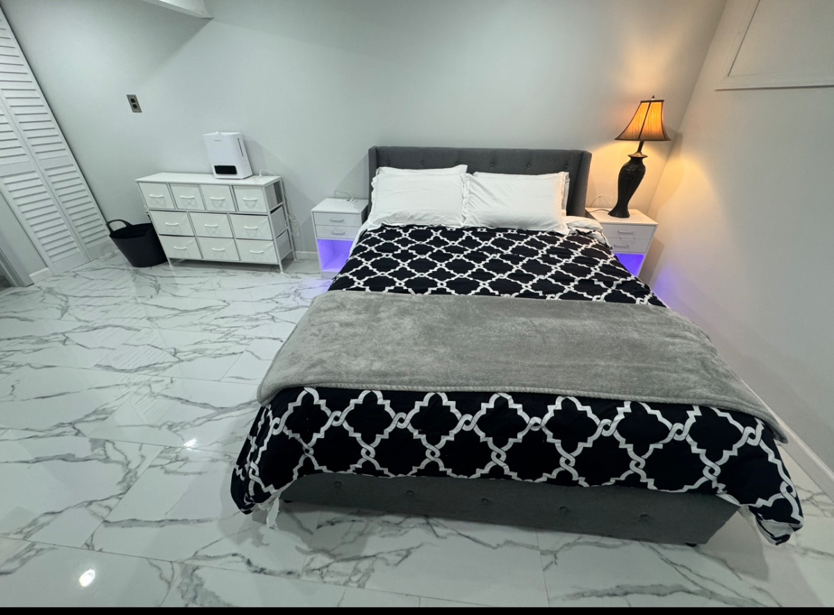 Updated basement apartment - 1 Bedroom, 1 livingroom - no kitchen - private entrance - Photo 10