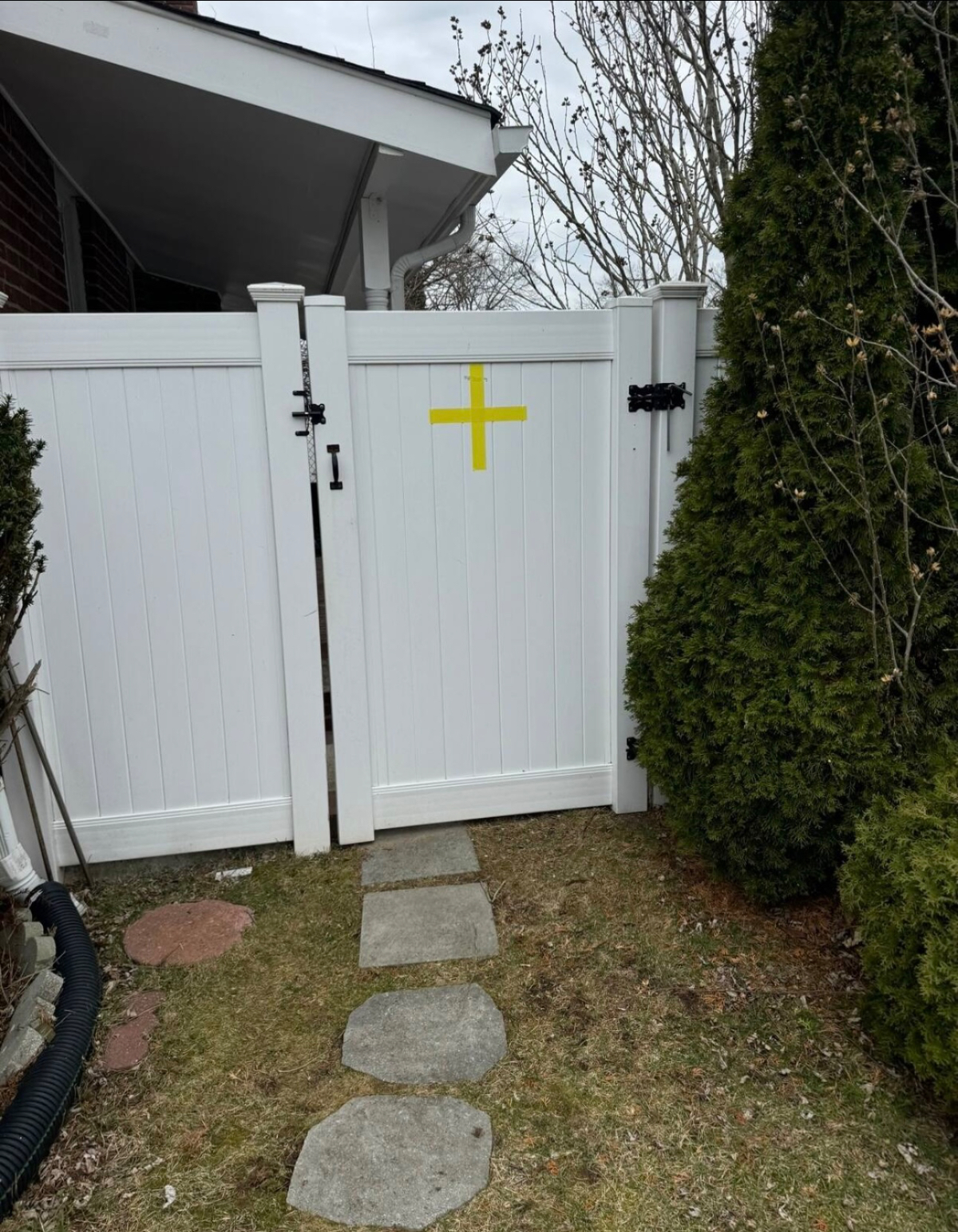 Updated basement apartment - 1 Bedroom, 1 livingroom - no kitchen - private entrance - Photo 12