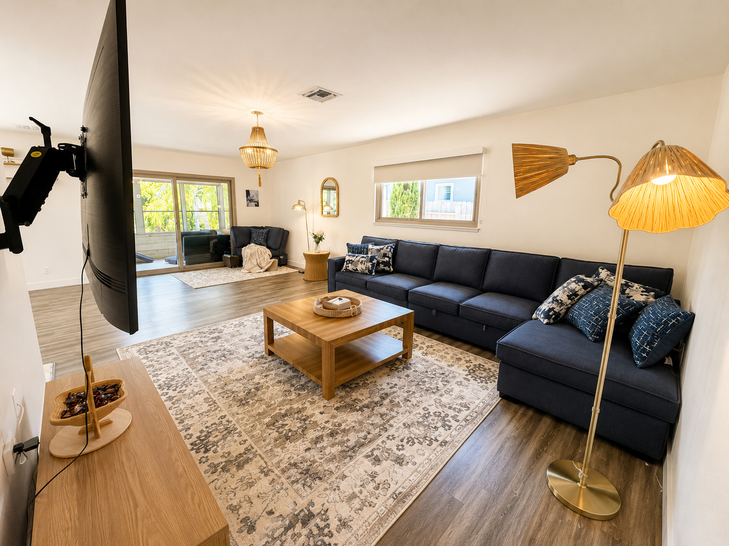 Newly Renovated 3BR Family Home with Gorgeous Private Yard - Photo 3