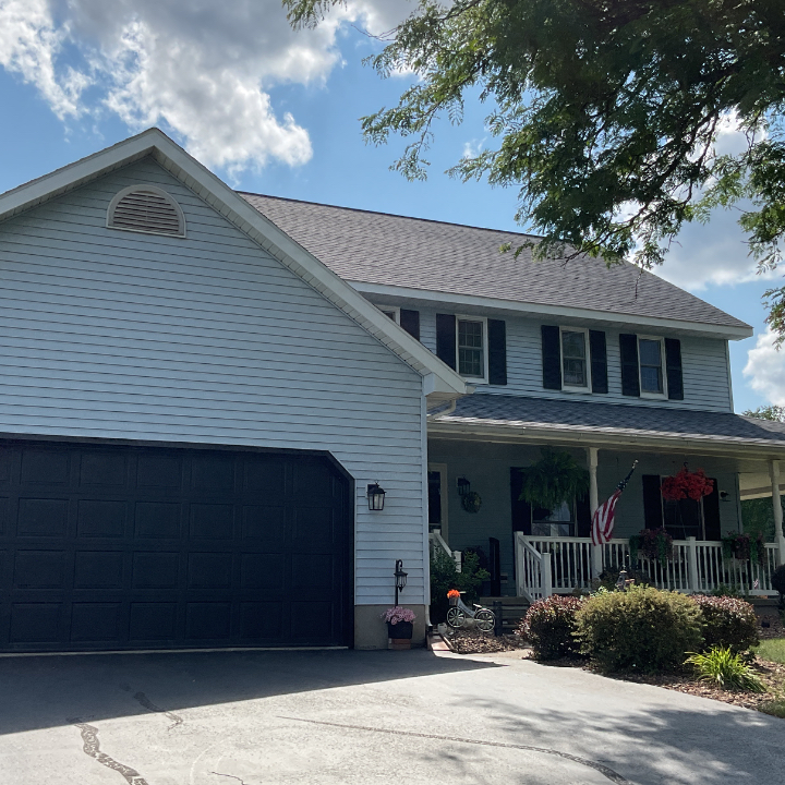 Beautifully fully furnished, renovated 3 bedrooms 2 1/2 bath home with an office off the kitchen in - Photo 1