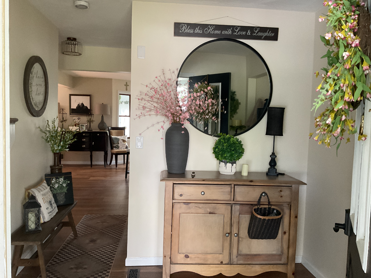 Beautifully fully furnished, renovated 3 bedrooms 2 1/2 bath home with an office off the kitchen in - Photo 2