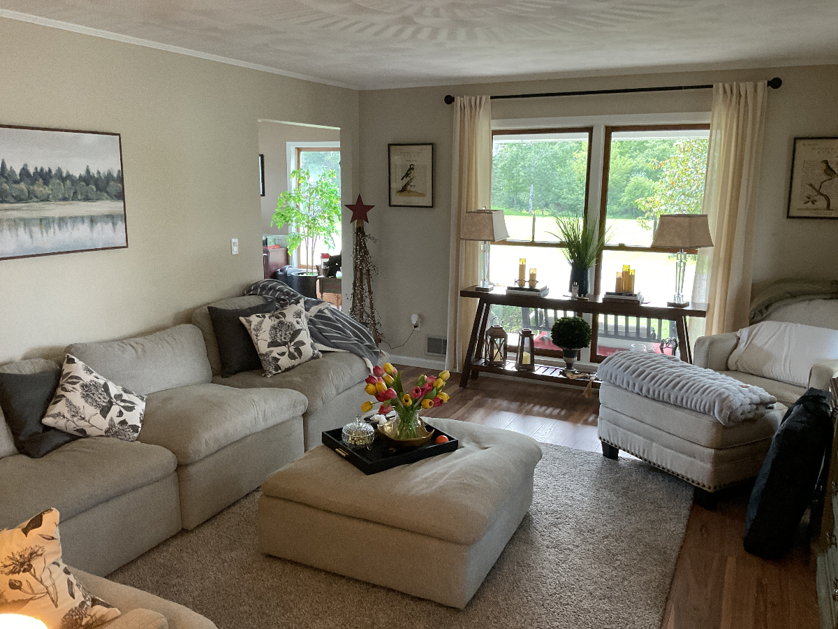Beautifully fully furnished, renovated 3 bedrooms 2 1/2 bath home with an office off the kitchen in - Photo 3