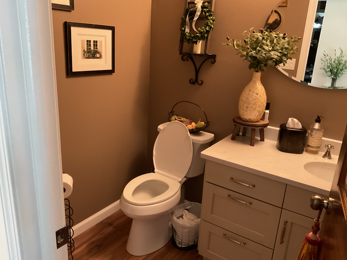 Beautifully fully furnished, renovated 3 bedrooms 2 1/2 bath home with an office off the kitchen in - Photo 4