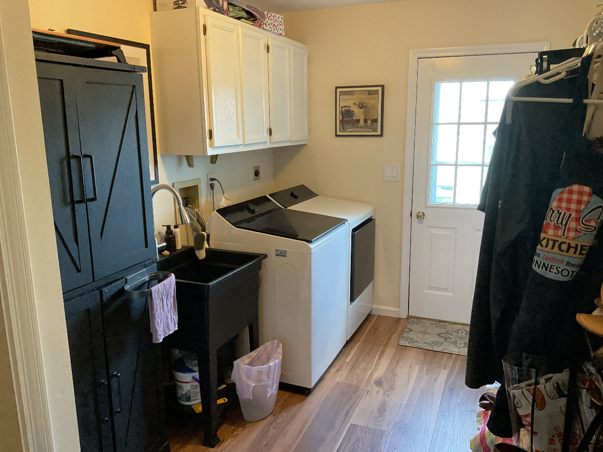 Beautifully fully furnished, renovated 3 bedrooms 2 1/2 bath home with an office off the kitchen in  - Photo 6