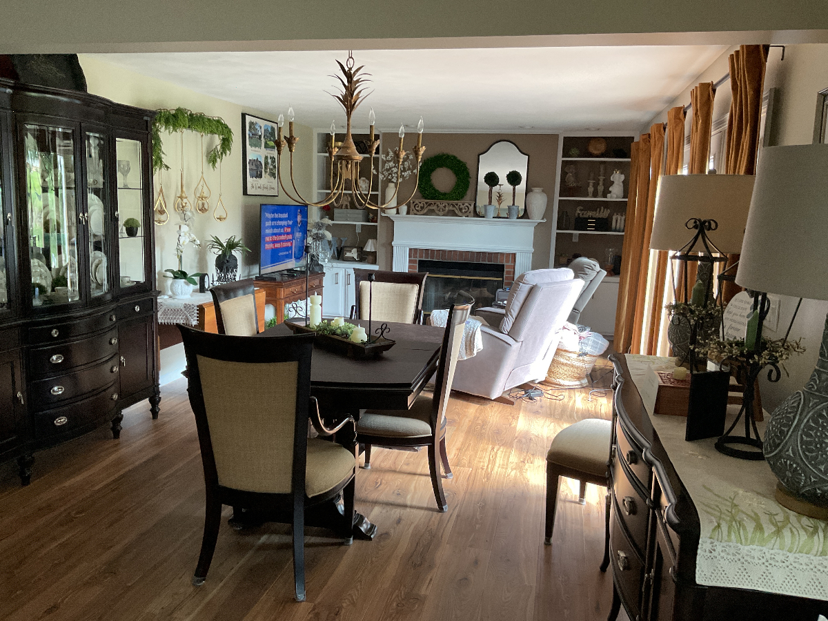 Beautifully fully furnished, renovated 3 bedrooms 2 1/2 bath home with an office off the kitchen in - Photo 5