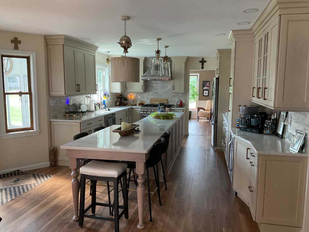 Beautifully fully furnished, renovated 3 bedrooms 2 1/2 bath home with an office off the kitchen in  - Photo 7