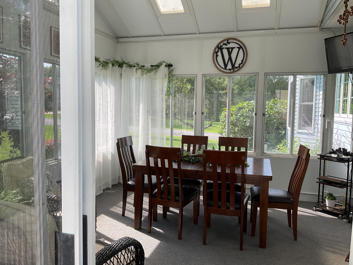 Beautifully fully furnished, renovated 3 bedrooms 2 1/2 bath home with an office off the kitchen in  - Photo 8