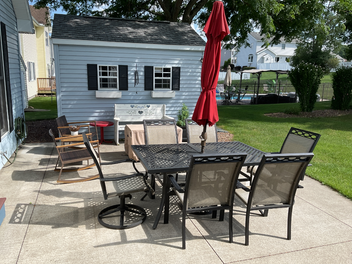 Beautifully fully furnished, renovated 3 bedrooms 2 1/2 bath home with an office off the kitchen in  - Photo 9