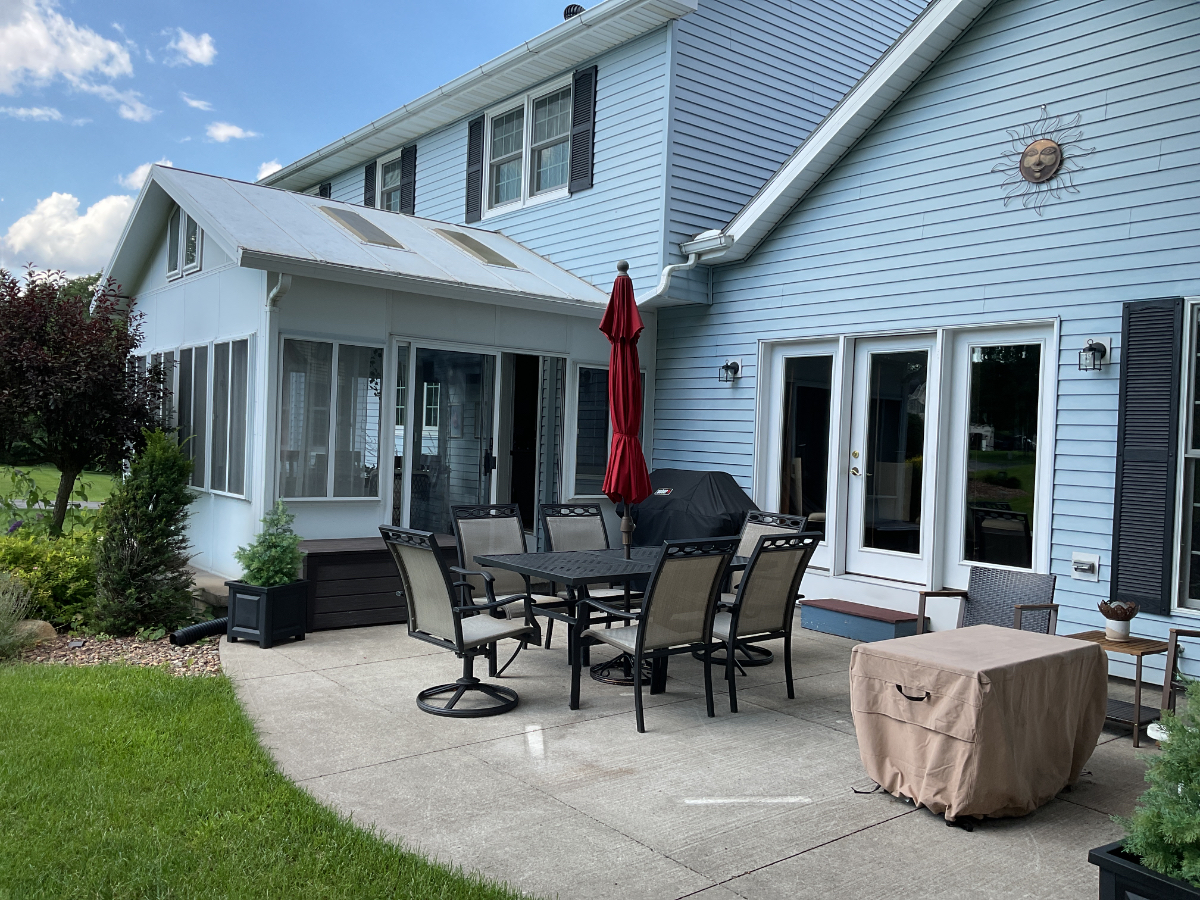 Beautifully fully furnished, renovated 3 bedrooms 2 1/2 bath home with an office off the kitchen in  - Photo 10