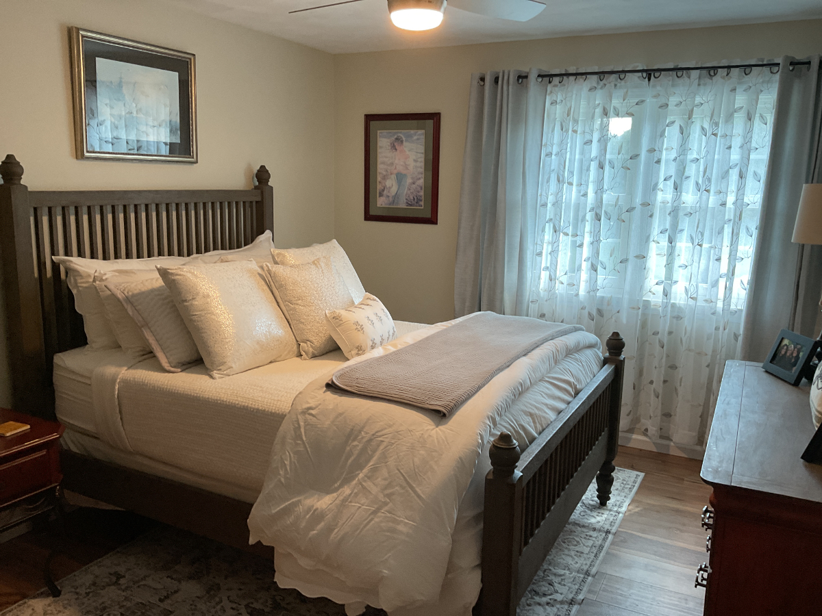 Beautifully fully furnished, renovated 3 bedrooms 2 1/2 bath home with an office off the kitchen in  - Photo 11