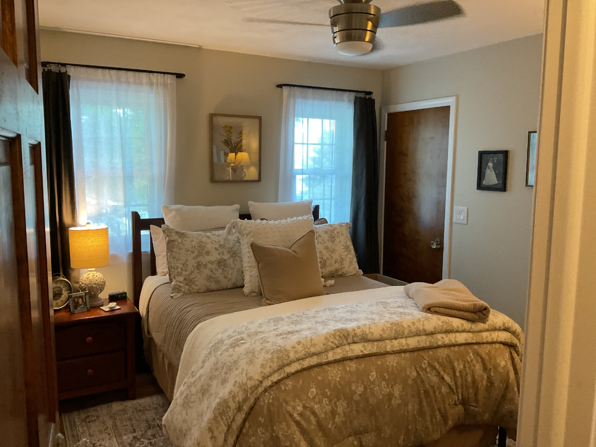 Beautifully fully furnished, renovated 3 bedrooms 2 1/2 bath home with an office off the kitchen in  - Photo 12