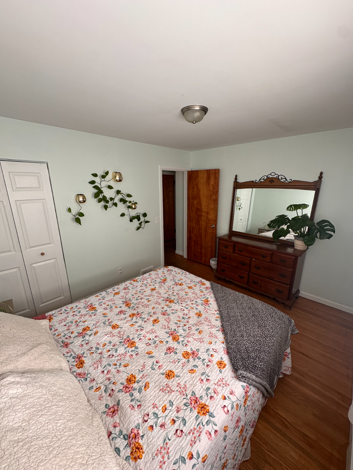 Private Furnished Queen Bedroom | 5 Min to Lake Ontario | Utilities Included - Photo 7