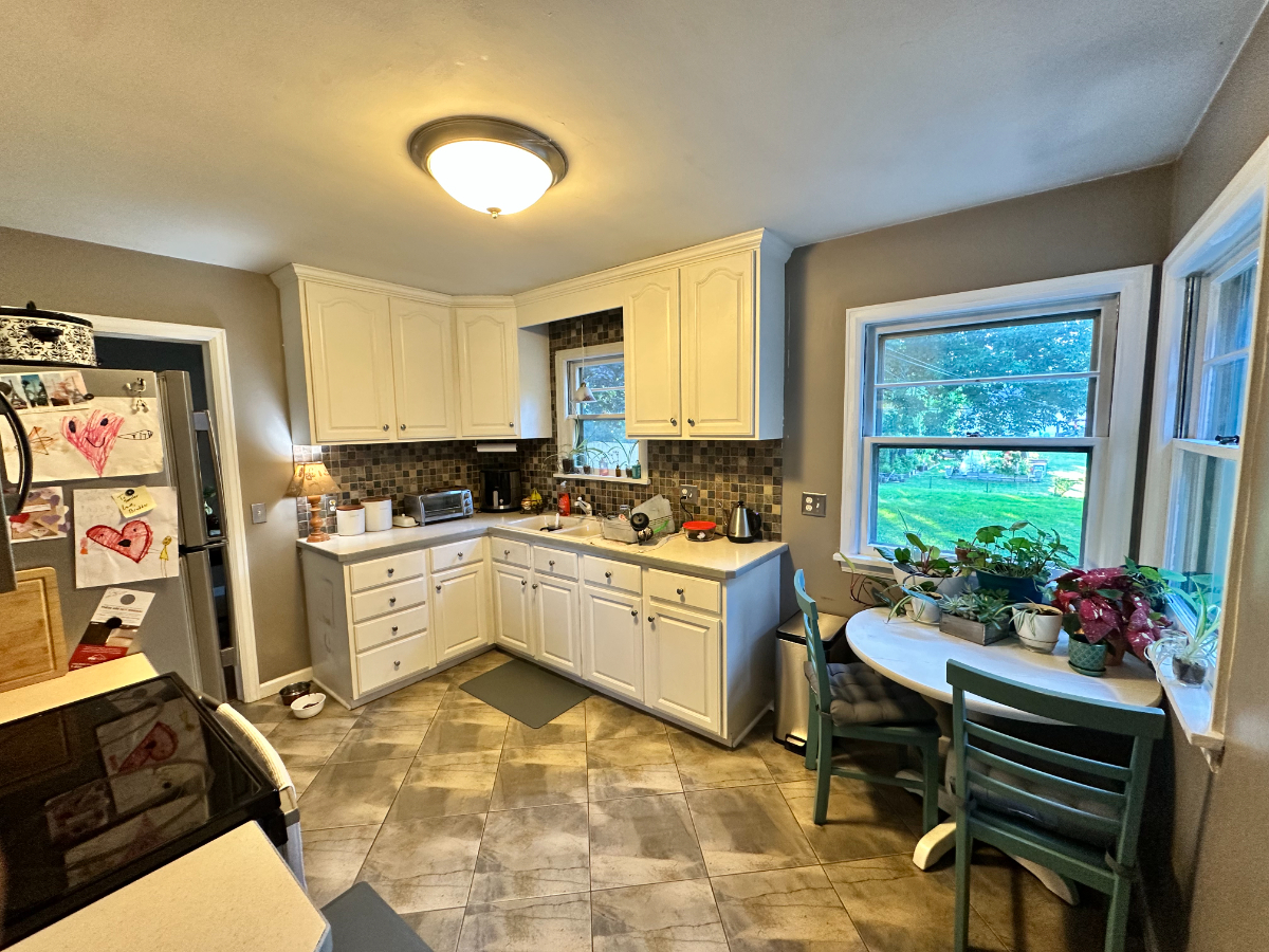 Private Furnished Queen Bedroom | 5 Min to Lake Ontario | Utilities Included - Photo 9