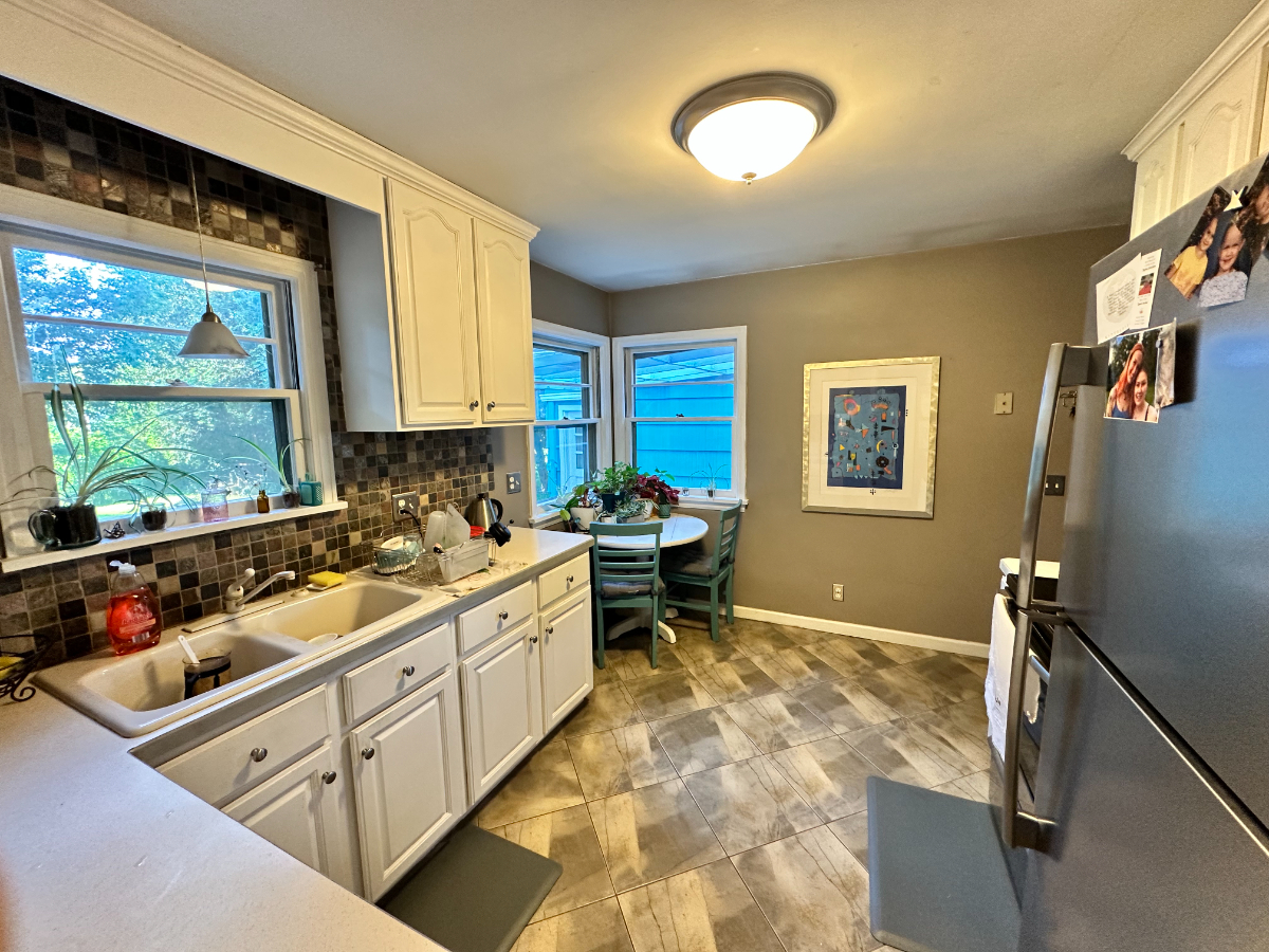 Private Furnished Queen Bedroom | 5 Min to Lake Ontario | Utilities Included - Photo 10