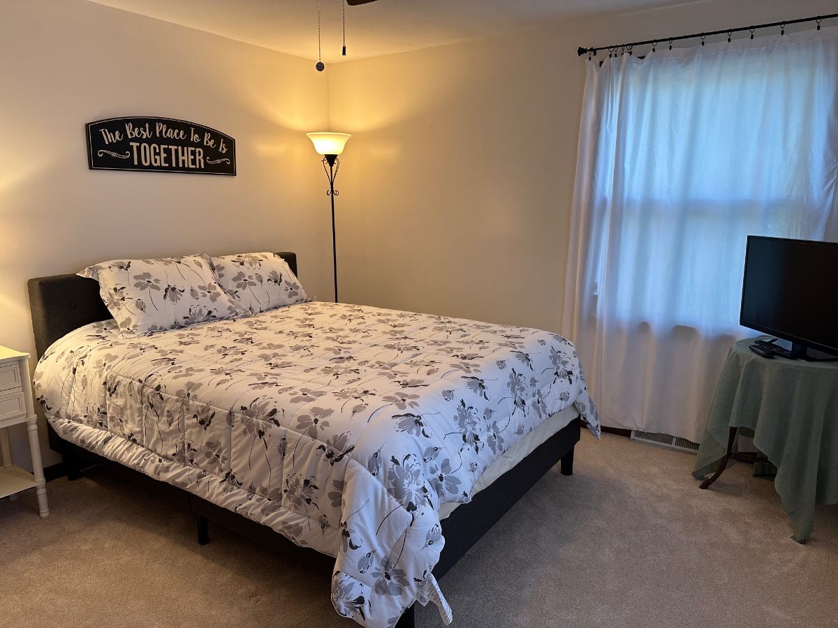 Cozy Lakeview apartment on a quit street! - Photo 2
