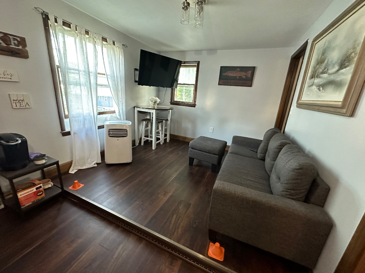 Cozy Lakeview apartment on a quit street! - Photo 3