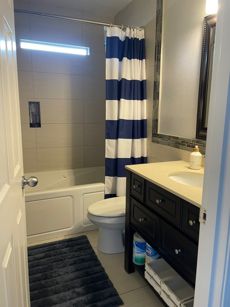 Large home located in a quiet residential neighborhood! - Photo 6