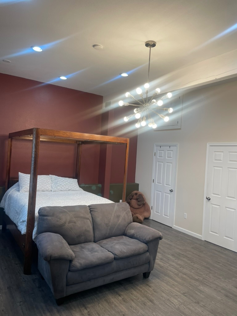 Large home located in a quiet residential neighborhood! - Photo 12