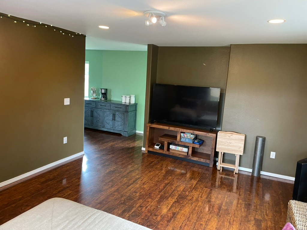 Large home located in a quiet residential neighborhood! - Photo 2