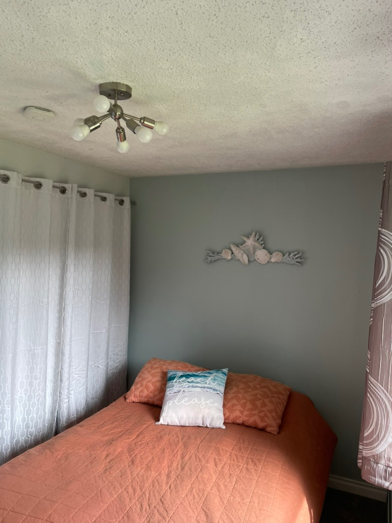 Large home located in a quiet residential neighborhood! - Photo 9