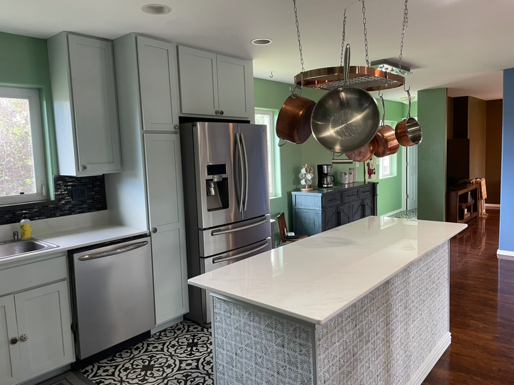 Large home located in a quiet residential neighborhood! - Photo 3