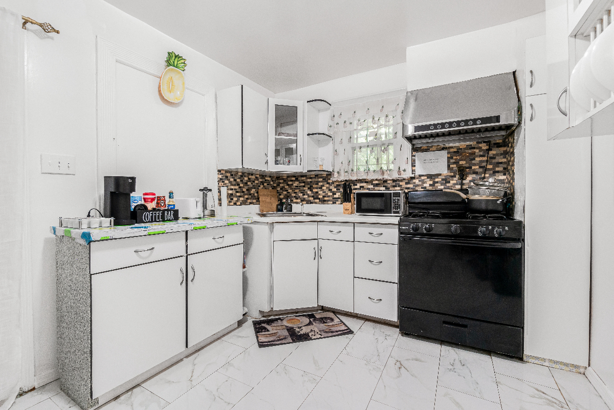 Spacious 3BR Duplex by F Train - Photo 4