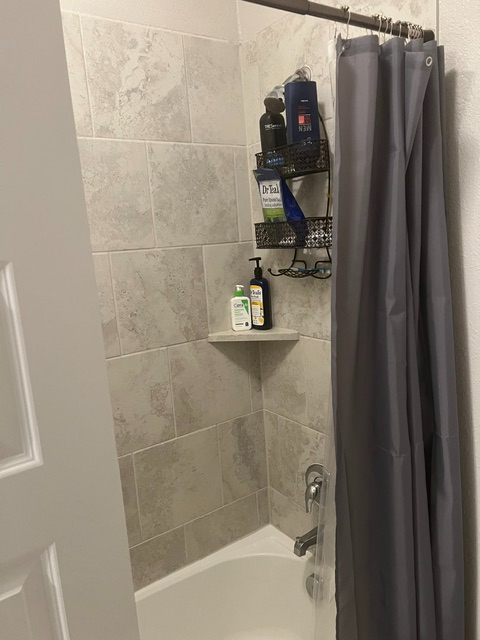 Private room with private bathroom in new neighborhood - Photo 7