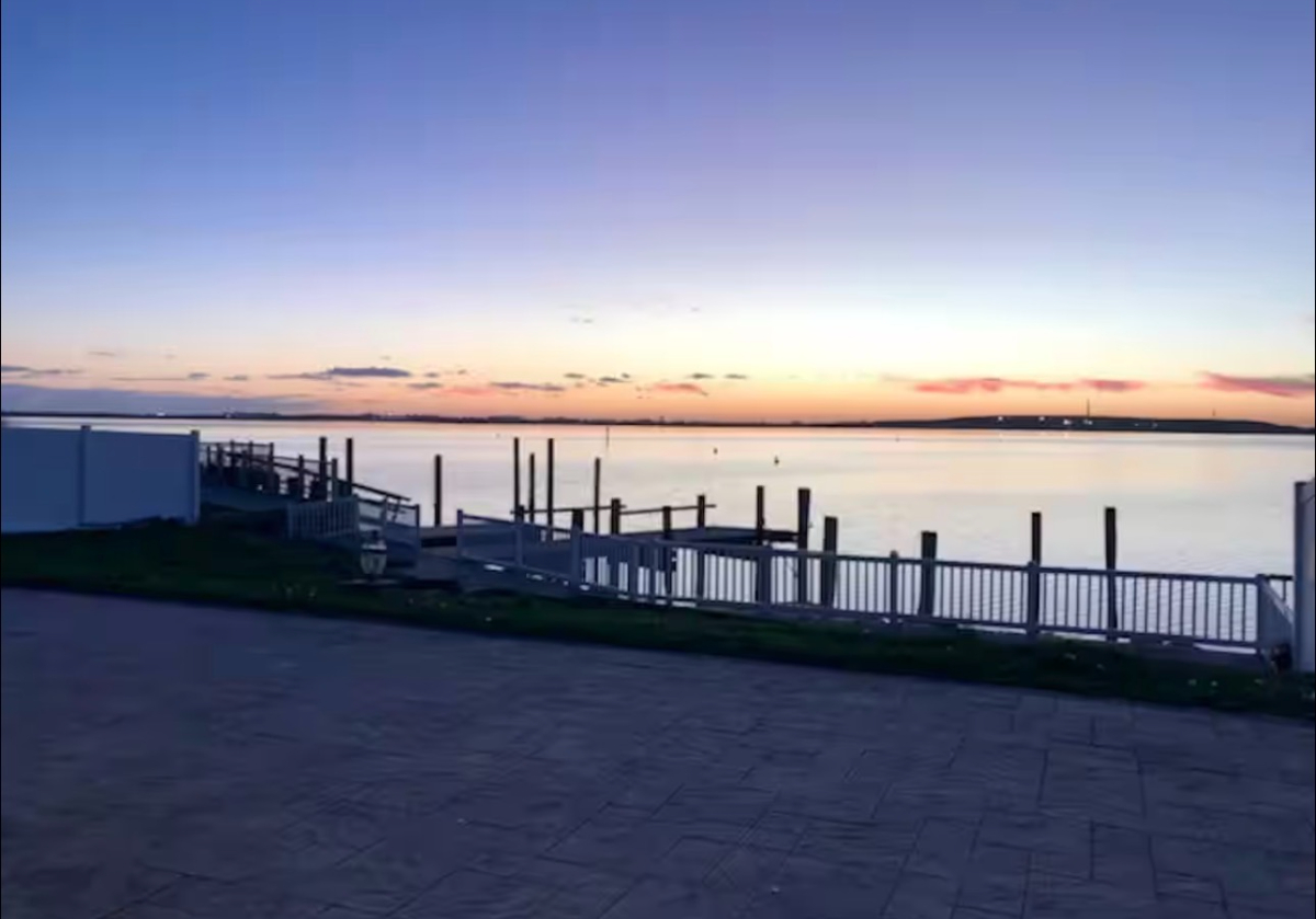 Luxury Waterfront Retreat - Photo 1