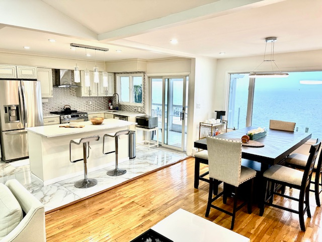 Luxury Waterfront Retreat - Photo 2