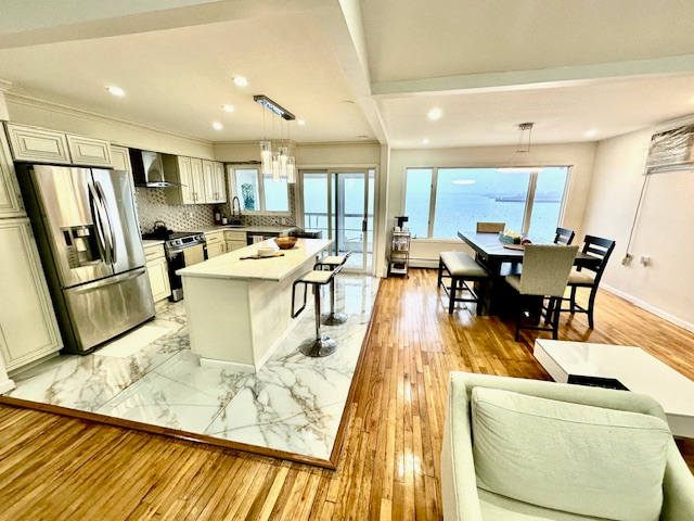Luxury Waterfront Retreat - Photo 3