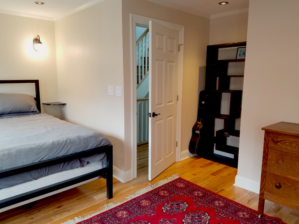 Light filled W'burg 2 bed charmer - Photo 8