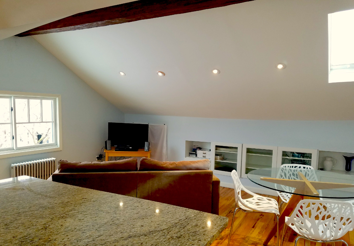 Light filled W'burg 2 bed charmer - Photo 10