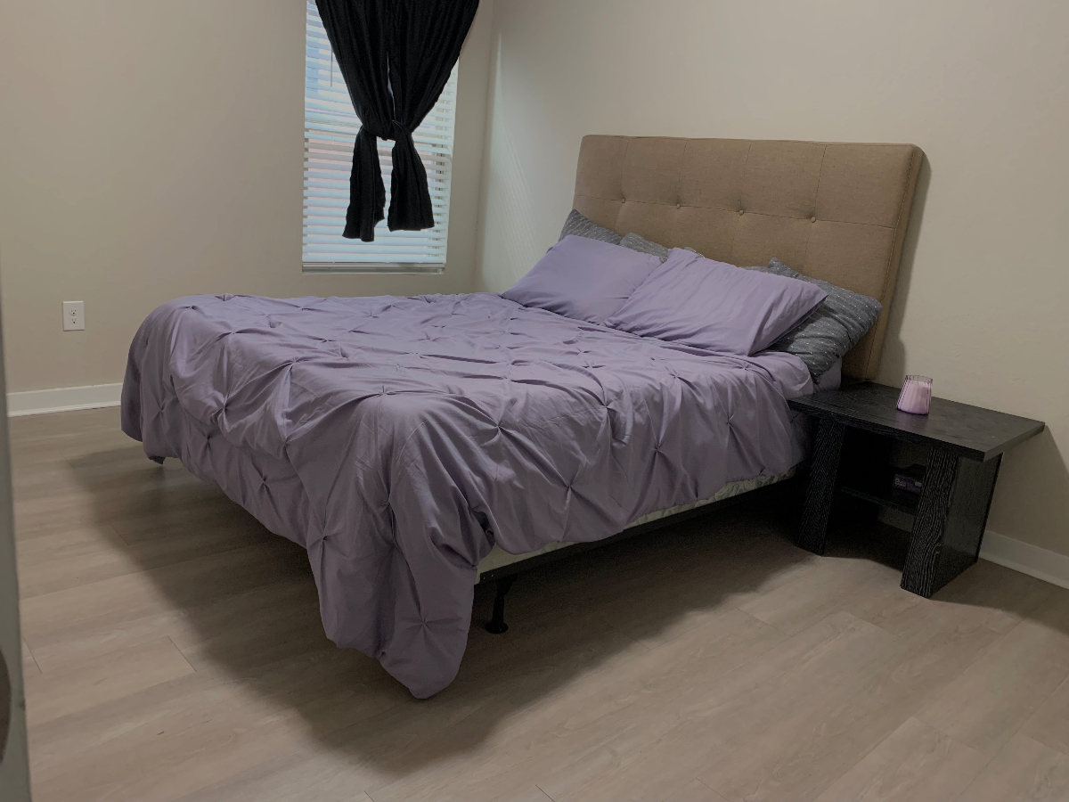 Furnished, clean and welcoming bedroom - Photo 4