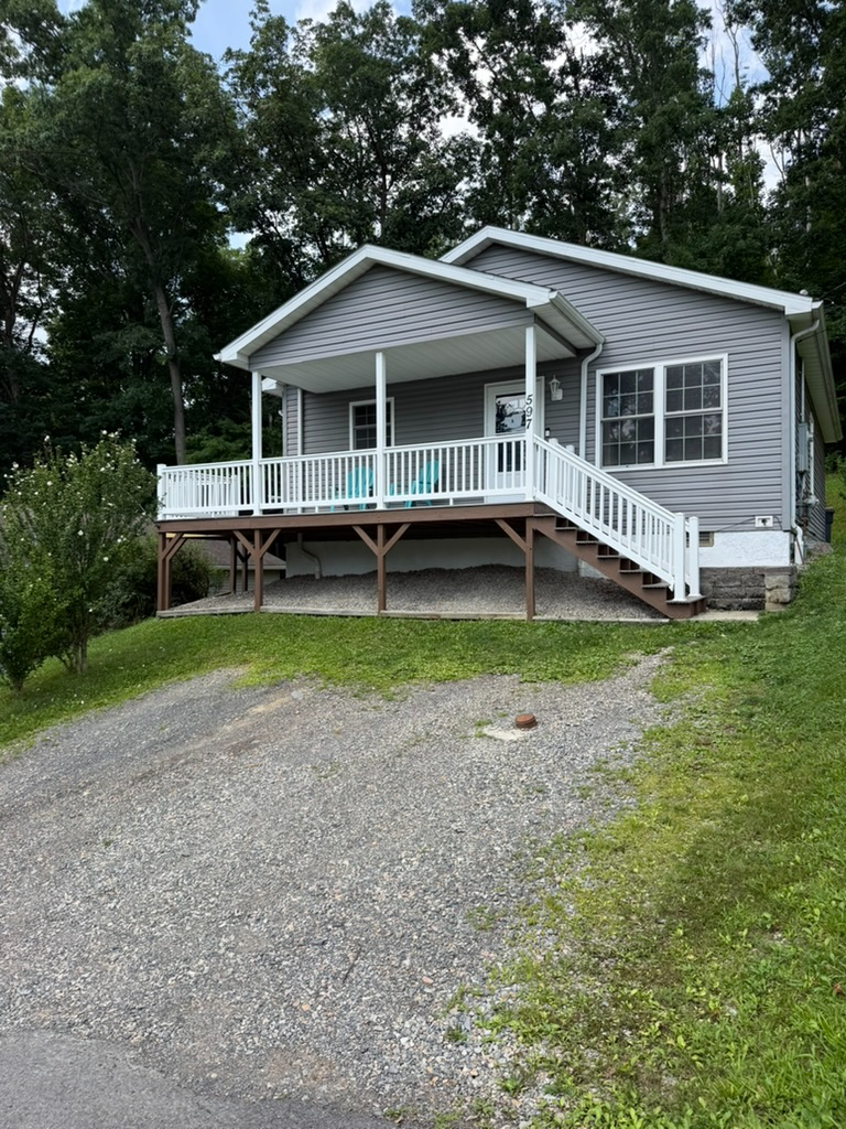 Charming 3BR Ranch with Spacious Deck Near Hospitals - Photo 1