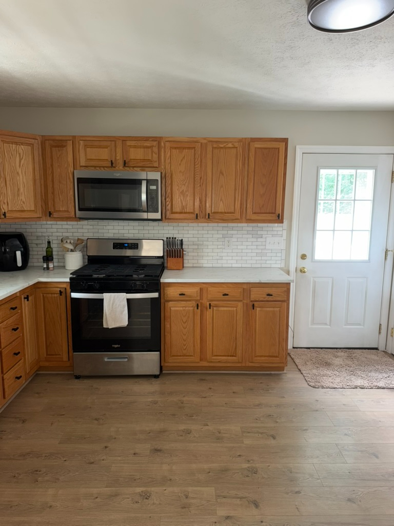 Charming 3BR Ranch with Spacious Deck Near Hospitals - Photo 6