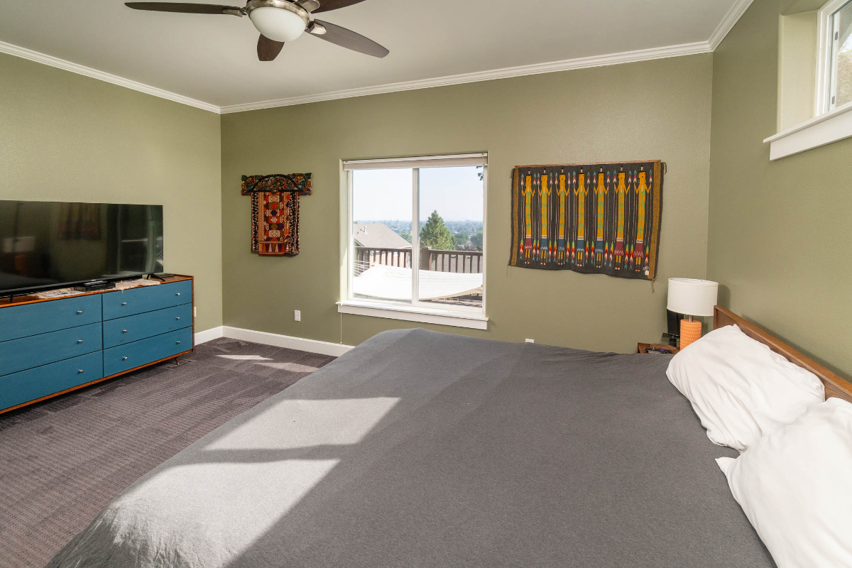 Incredible location for this 30-day minimum stay Redmond two-bedroom + high level office home. PERFECT FOR REMOTE WORKER - Photo 2
