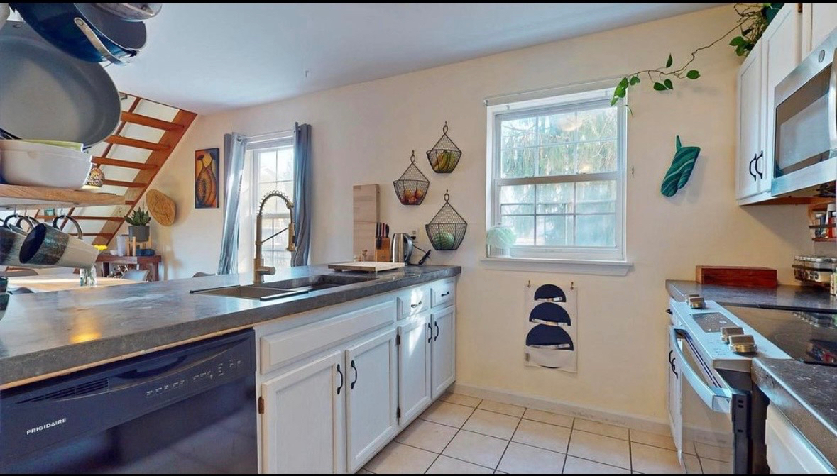 Walk to UVMMC & UVM | Quiet Room in Prime Burlington Location - Photo 9